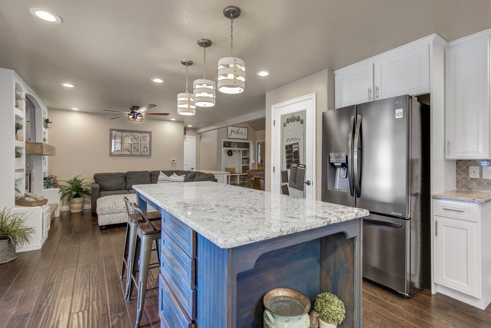 19.	Beautiful open-concept kitchen & living space