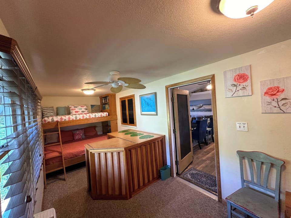 Bunk room 2x queen, 2x twin

