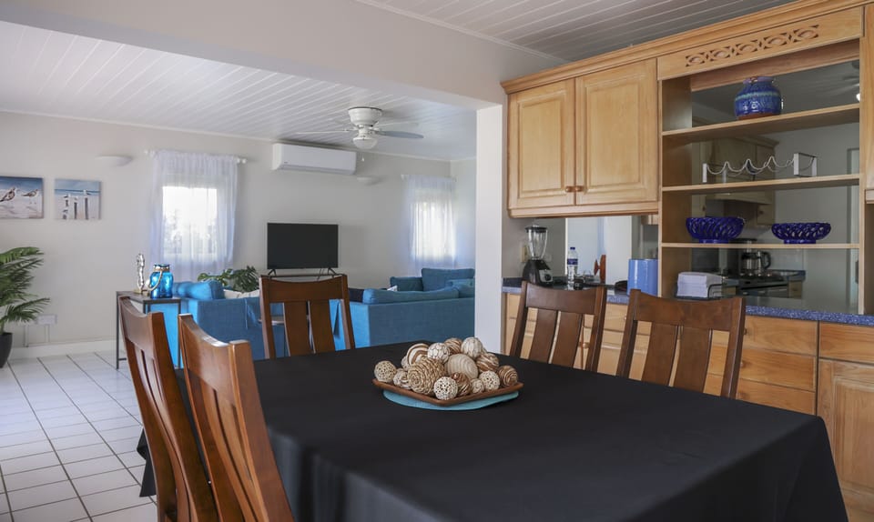 Dining room with seating for 6