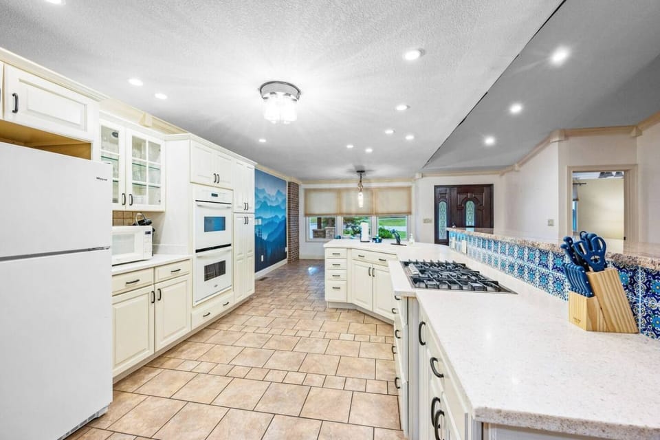 Full-equipped kitchen for all your gourmet cooking needs! 