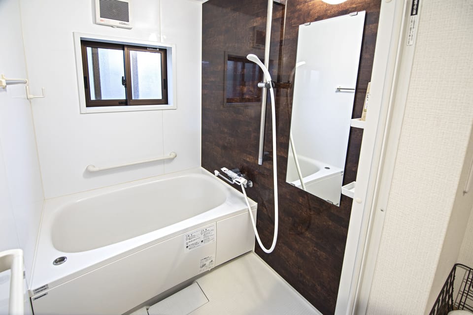 Deluxe Villa | Bathroom | Rainfall showerhead, free toiletries, hair dryer, slippers