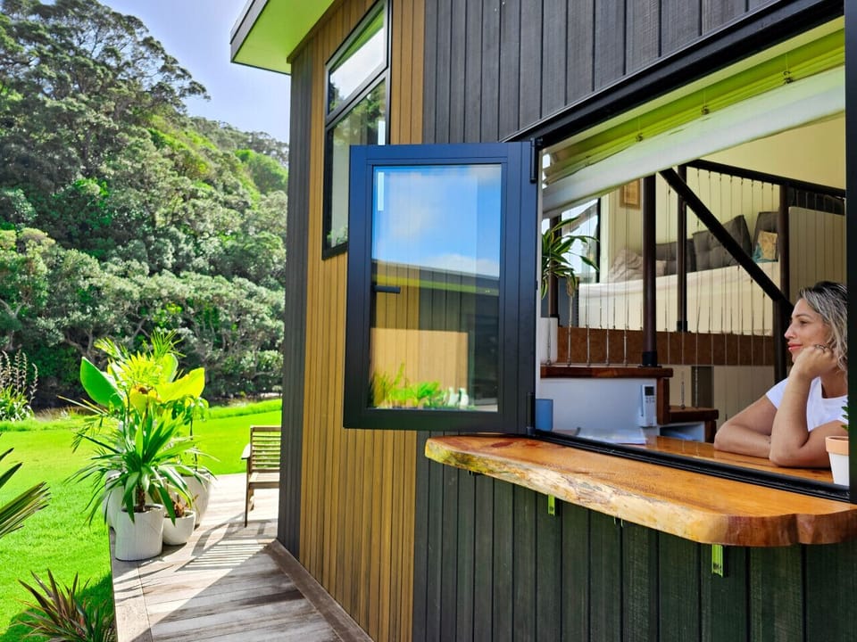 This was the most peaceful Airbnb stay I`ve ever experienced. The location is perfect. The view of the water and property is gorgeous. The tiny house was comfortable, clean and decorated beautifully. James & Michelle were so kind and welcoming.