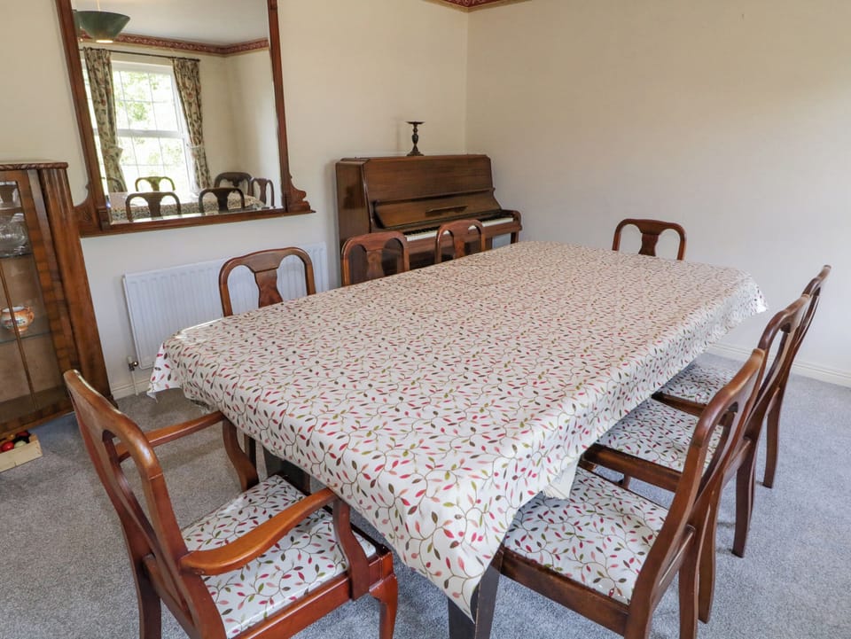 Cottage | Dining