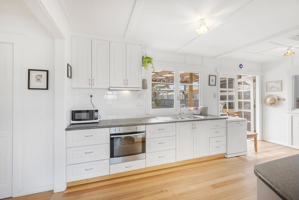 Comfort House | Private kitchen | Full-size fridge, microwave, oven, stovetop
