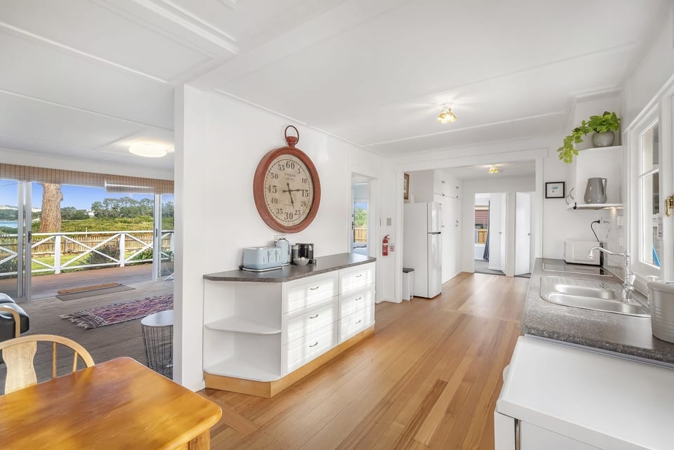 Comfort House | Private kitchen | Full-size fridge, microwave, oven, stovetop