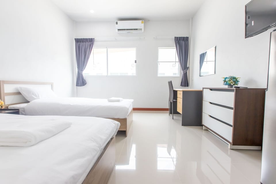 Basic Double or Twin Room | Desk, laptop workspace