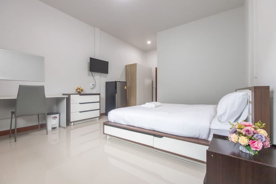 Single Room, 1 King Bed (Basic Room) | Desk, laptop workspace