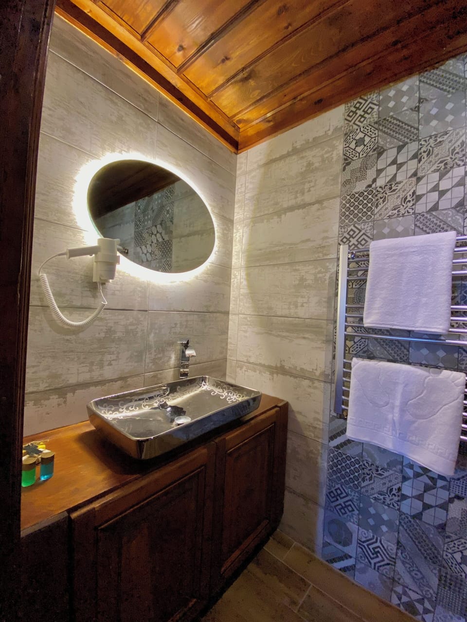Standard Room | Bathroom | Shower, hair dryer, bathrobes, towels