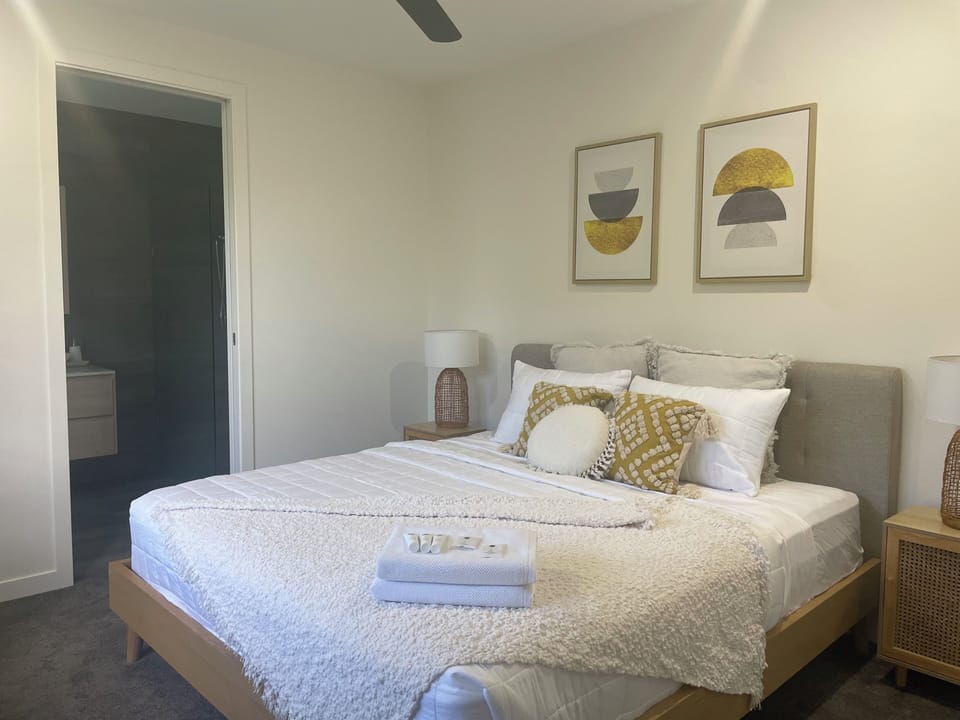 Deluxe Apartment | 1 bedroom, iron/ironing board, free WiFi, bed sheets