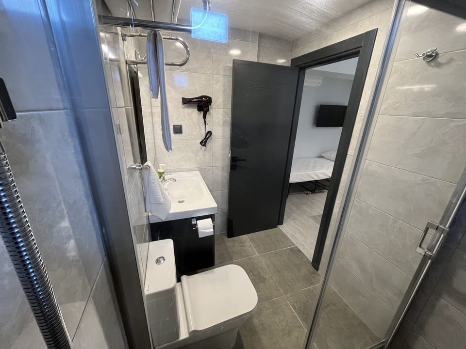 Economy Triple Room, Basement | Bathroom