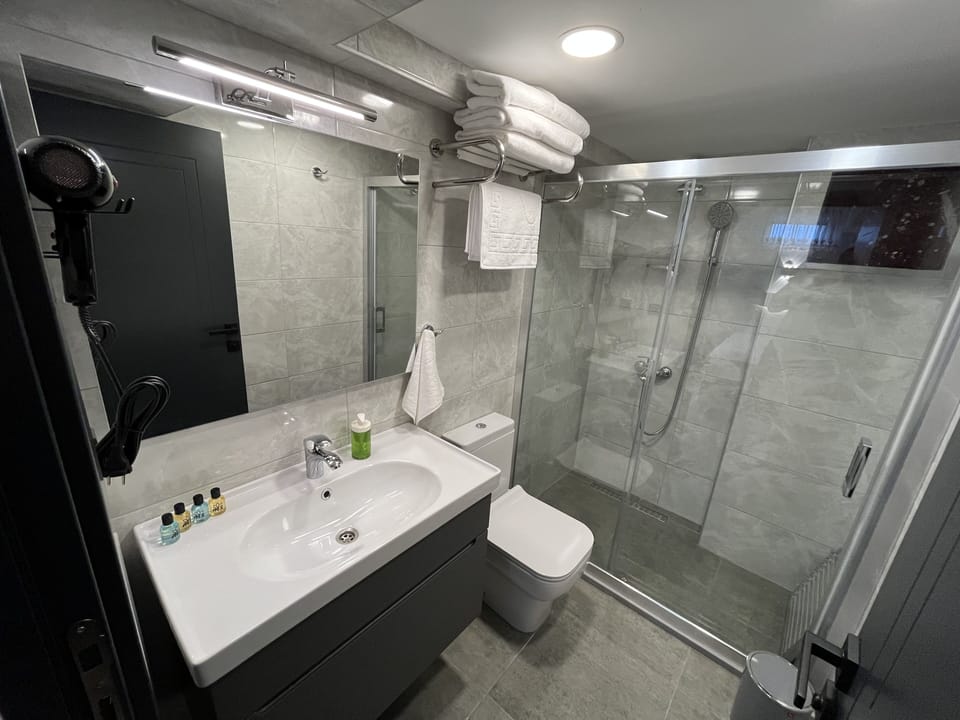 Economy Twin Room, Basement | Bathroom