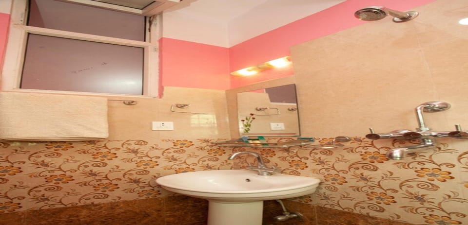 Twin Room | Bathroom | Shower, rainfall showerhead, towels, soap