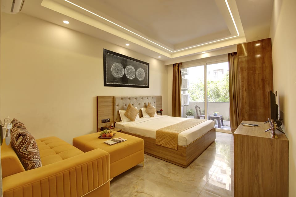 Deluxe Room | Desk, laptop workspace, blackout drapes, iron/ironing board