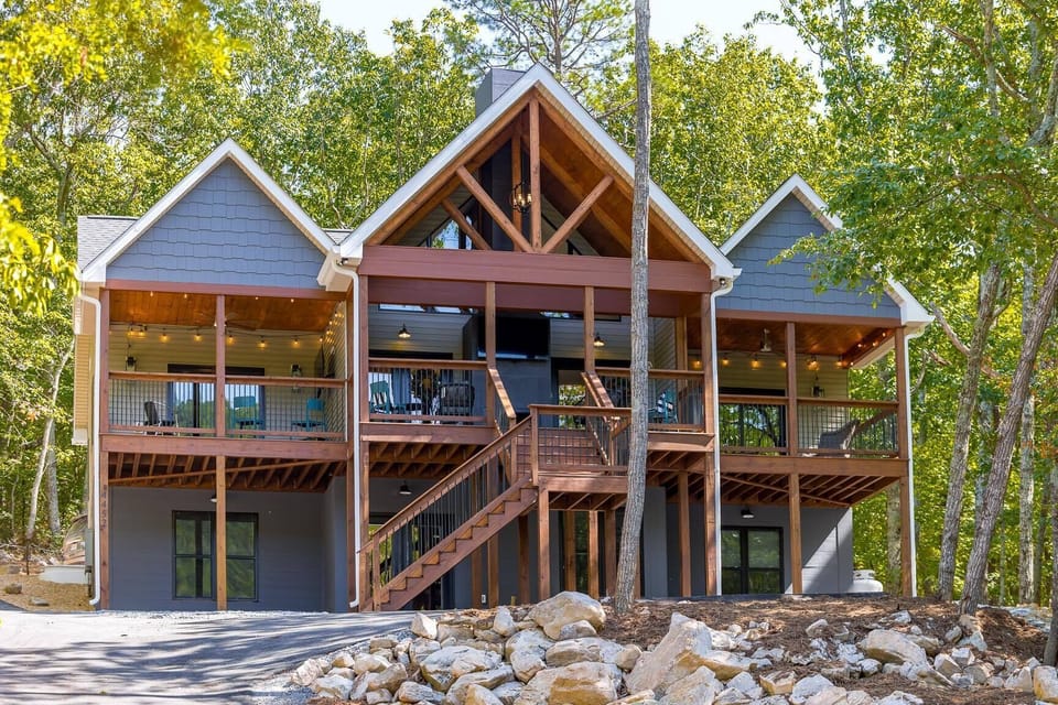 Welcome to Eagles Peak: Stunning and Impressive brand-new construction lodge in the perfect Massanutten Resort location!