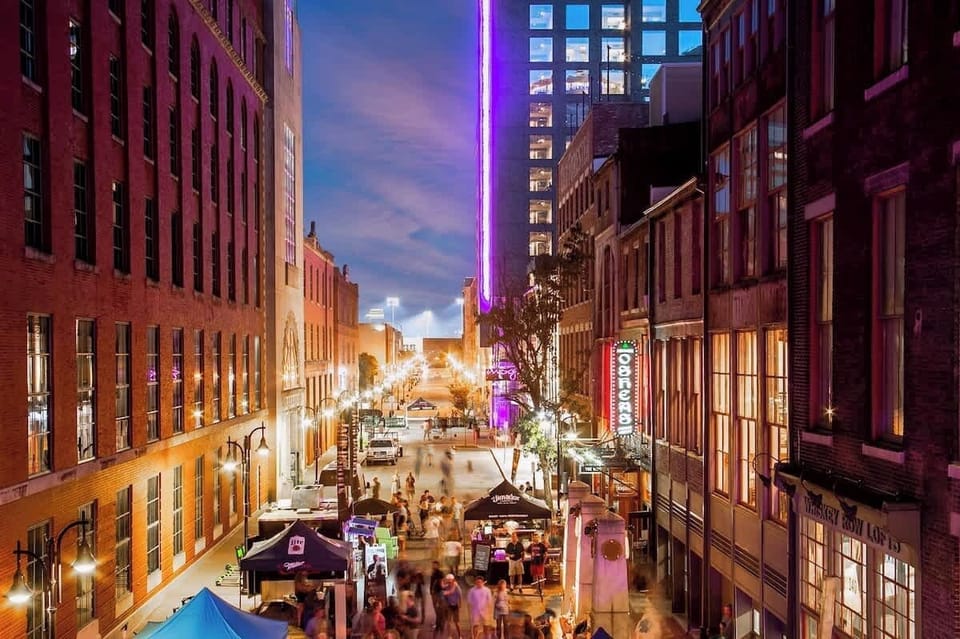 •Unbeatable location on Whiskey Row & Bourbon Tours!
•Walk everywhere – restaurants, distilleries, museums.
•Downtown Louisville at Your Doorstep

