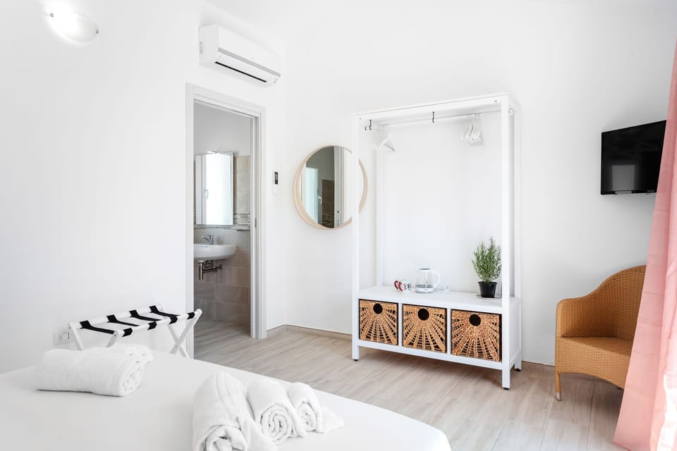 Camera Lentisco | 1 bedroom, individually furnished, bed sheets
