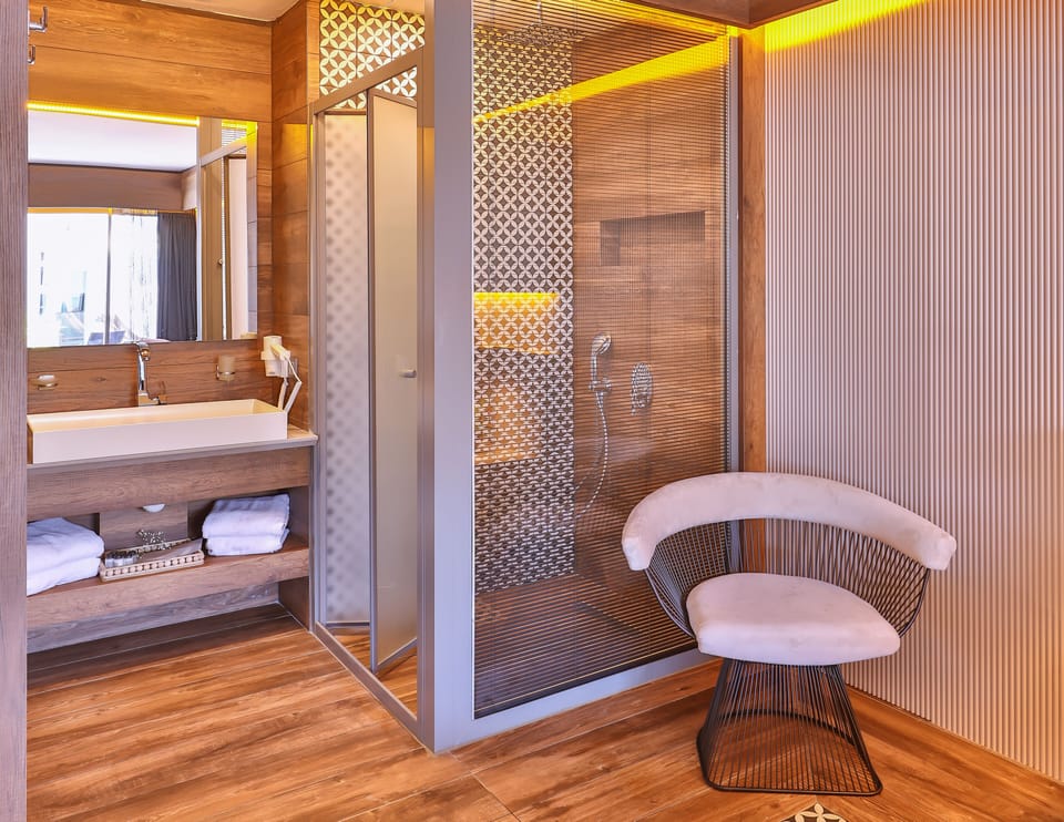 Executive Room, Partial Sea View | Bathroom | Shower, hydromassage showerhead, hair dryer, towels