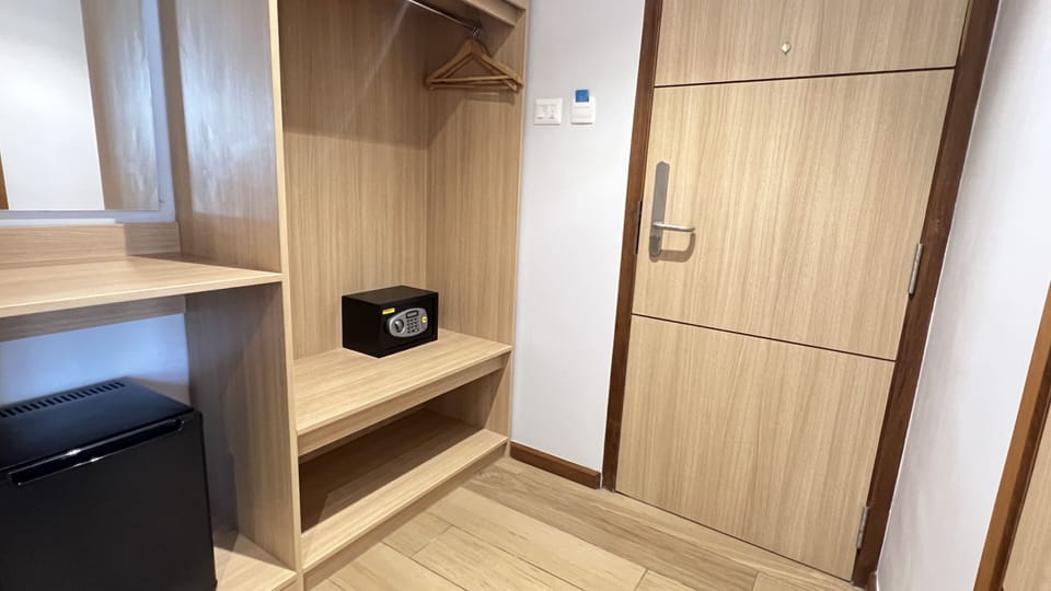 Premium Room | In-room safe, desk, laptop workspace, soundproofing