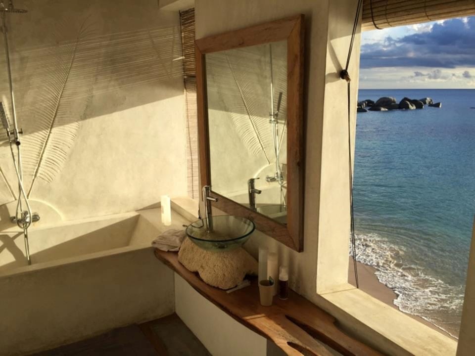 Junior Suite, Sea View | Bathroom | Free toiletries, hair dryer, towels