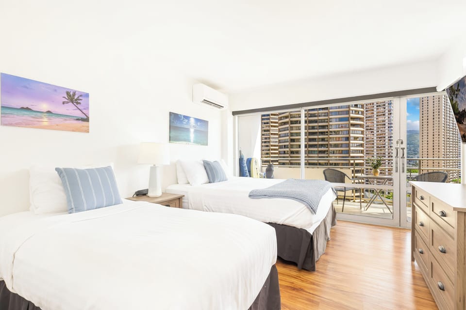 Guest bedroom with queen and twin bed