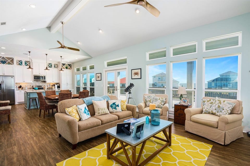 House, 4 Bedrooms | Living area | Smart TV, streaming services
