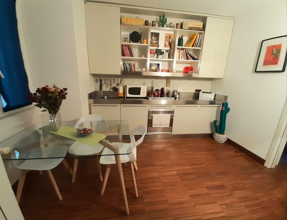 Studio Suite | Living area | 43-inch flat-screen TV with satellite channels, TV