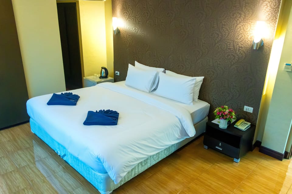 Deluxe Room | In-room safe, desk, blackout drapes, free WiFi