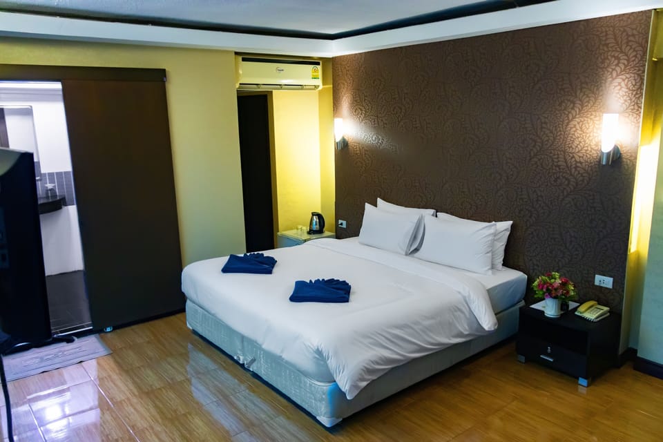 Deluxe Room | In-room safe, desk, blackout drapes, free WiFi