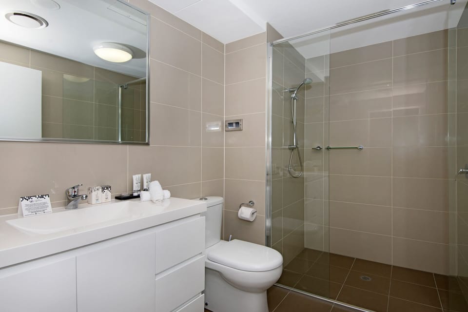 Combined shower/tub, free toiletries, towels