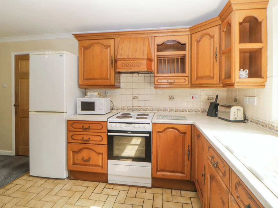 Cottage | Private kitchen | Fridge, electric kettle, toaster, cookware/dishes/utensils