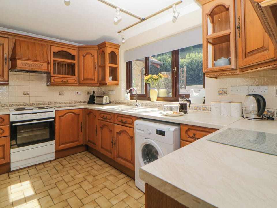 Cottage | Private kitchen | Fridge, electric kettle, toaster, cookware/dishes/utensils