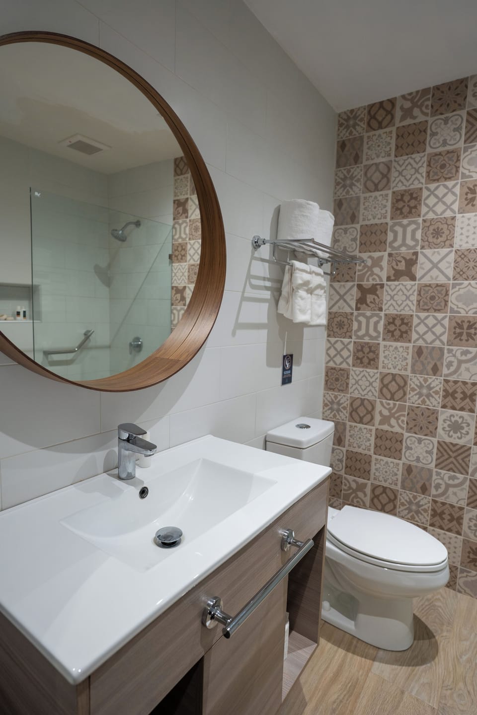 Deluxe Twin Room, 1 Bedroom | Bathroom | Shower, rainfall showerhead, towels, soap