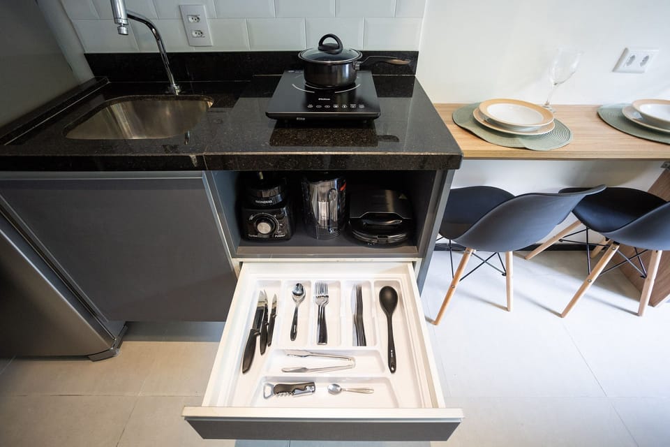 Basic Apartment | Private kitchen | Microwave, cookware/dishes/utensils