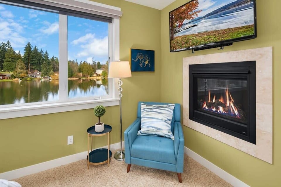 Books! A fireplace! And a great view!
