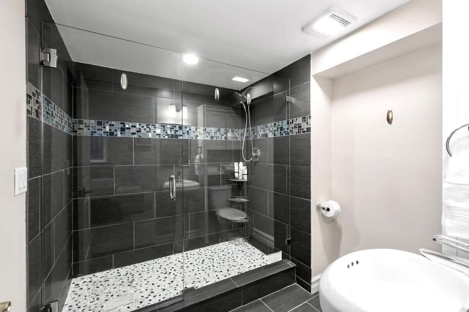 Here is the full bathroom in the master bedroom