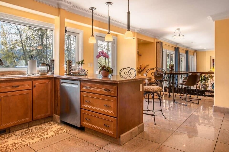 Breakfast table with a good view. 观景早餐吧