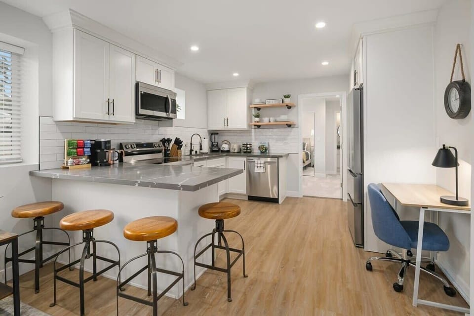 You could dine or work on the island like being in a coffee shop