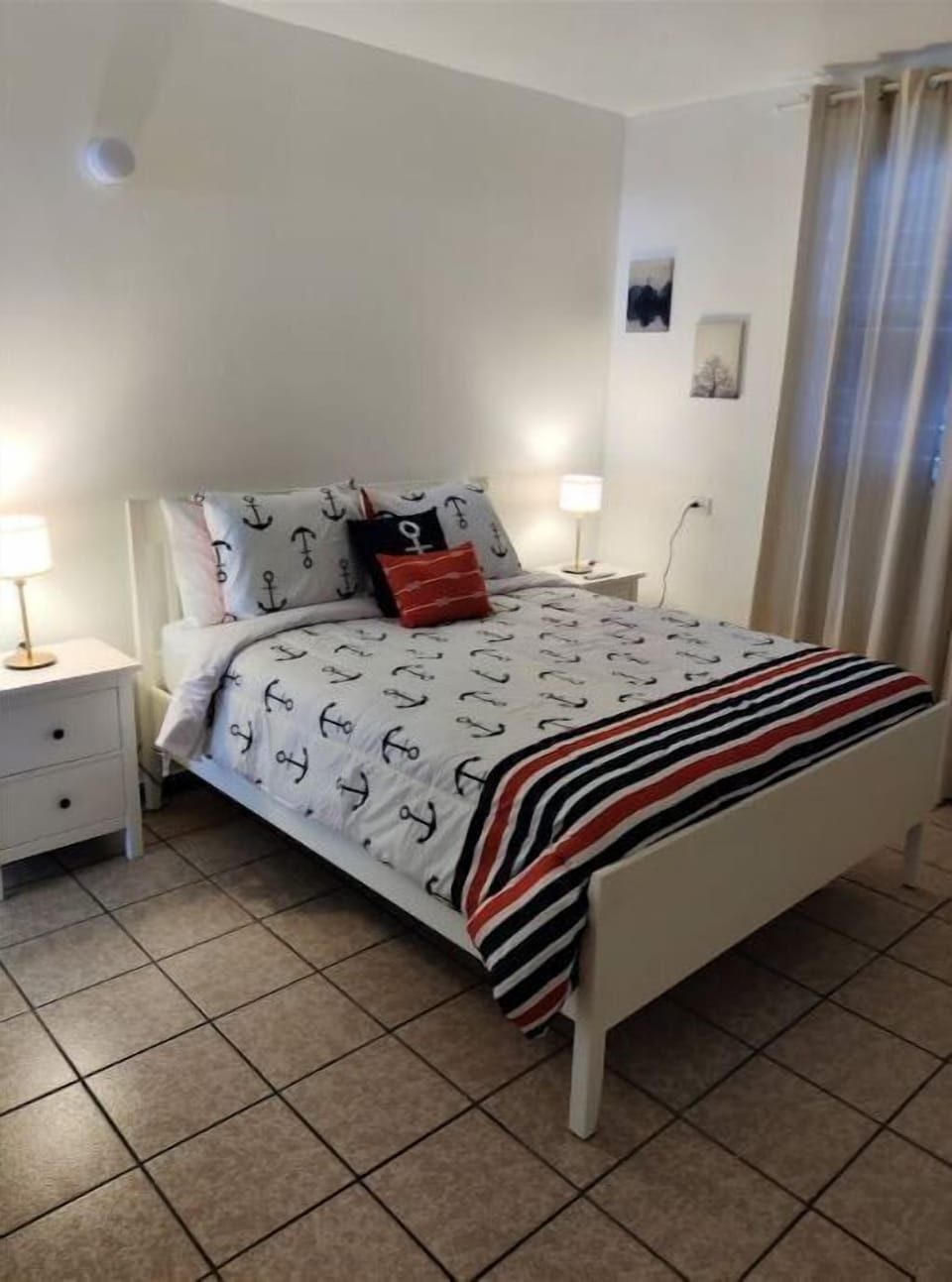 Bedroom: queen bed