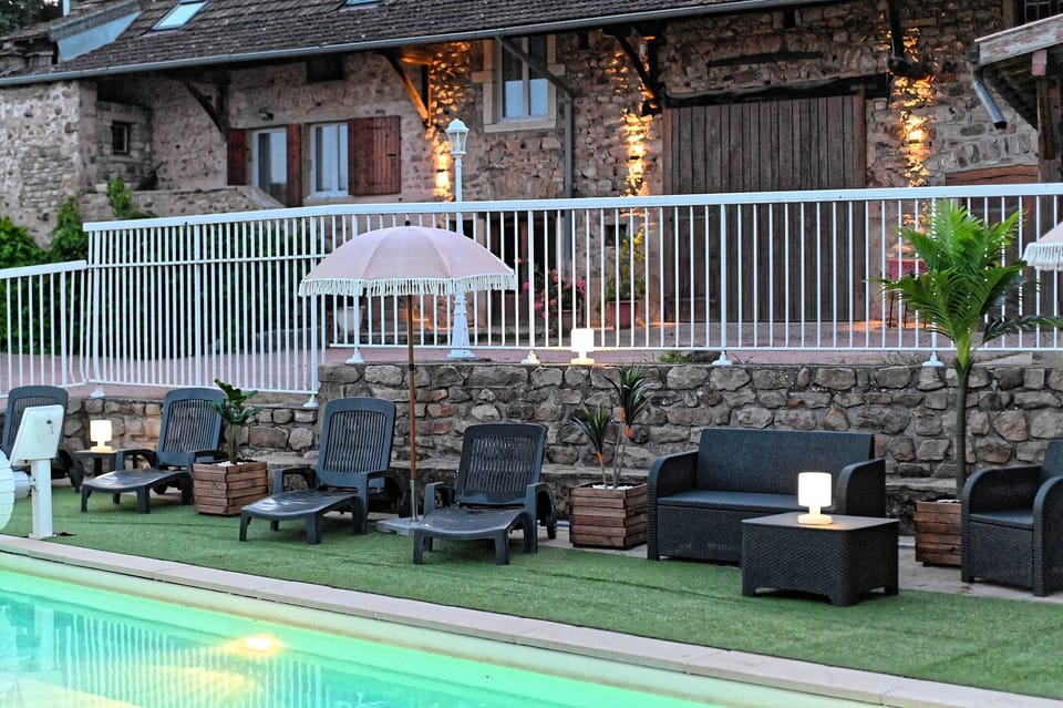 Espace détente autour de la piscine