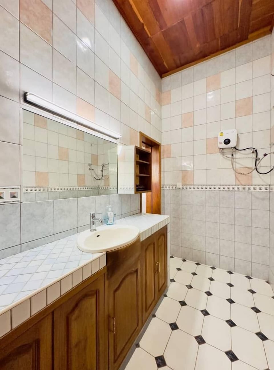 Deluxe Double Room | Bathroom | Shower, rainfall showerhead, hair dryer, slippers