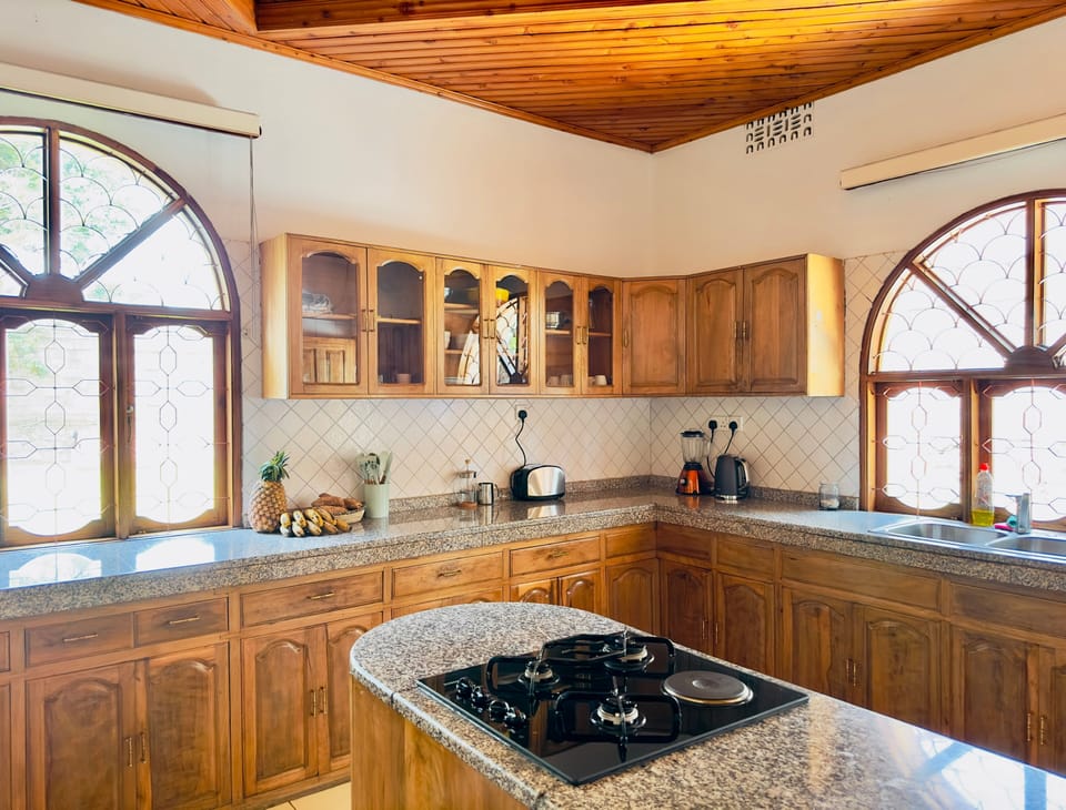 Full-size fridge, microwave, oven, stovetop