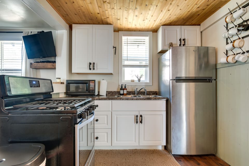 Kitchen | Single Story | Toaster | Slow Cooker | Trash Bags & Paper Towels