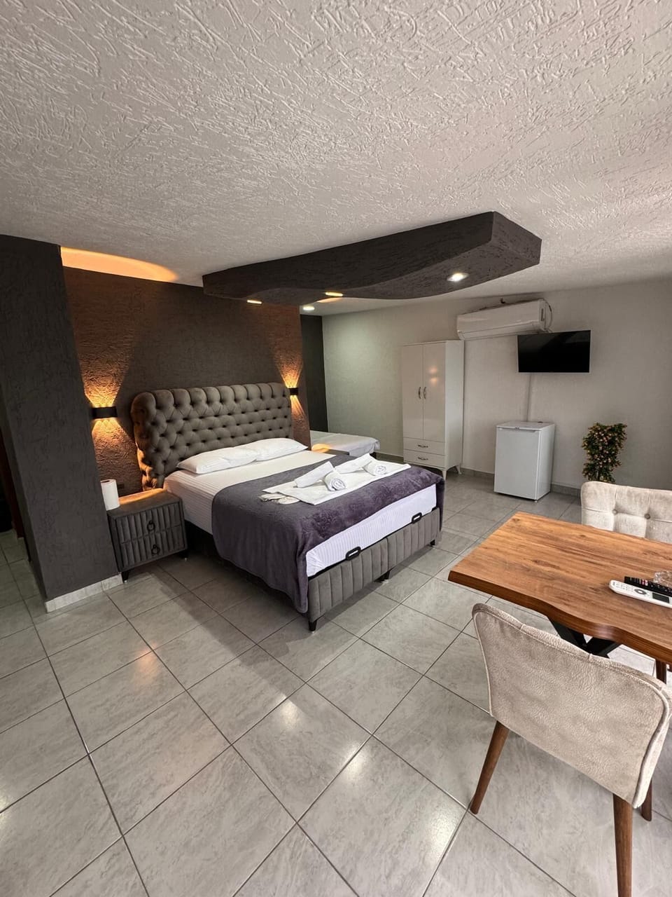 Exclusive Room | Desk, soundproofing, bed sheets