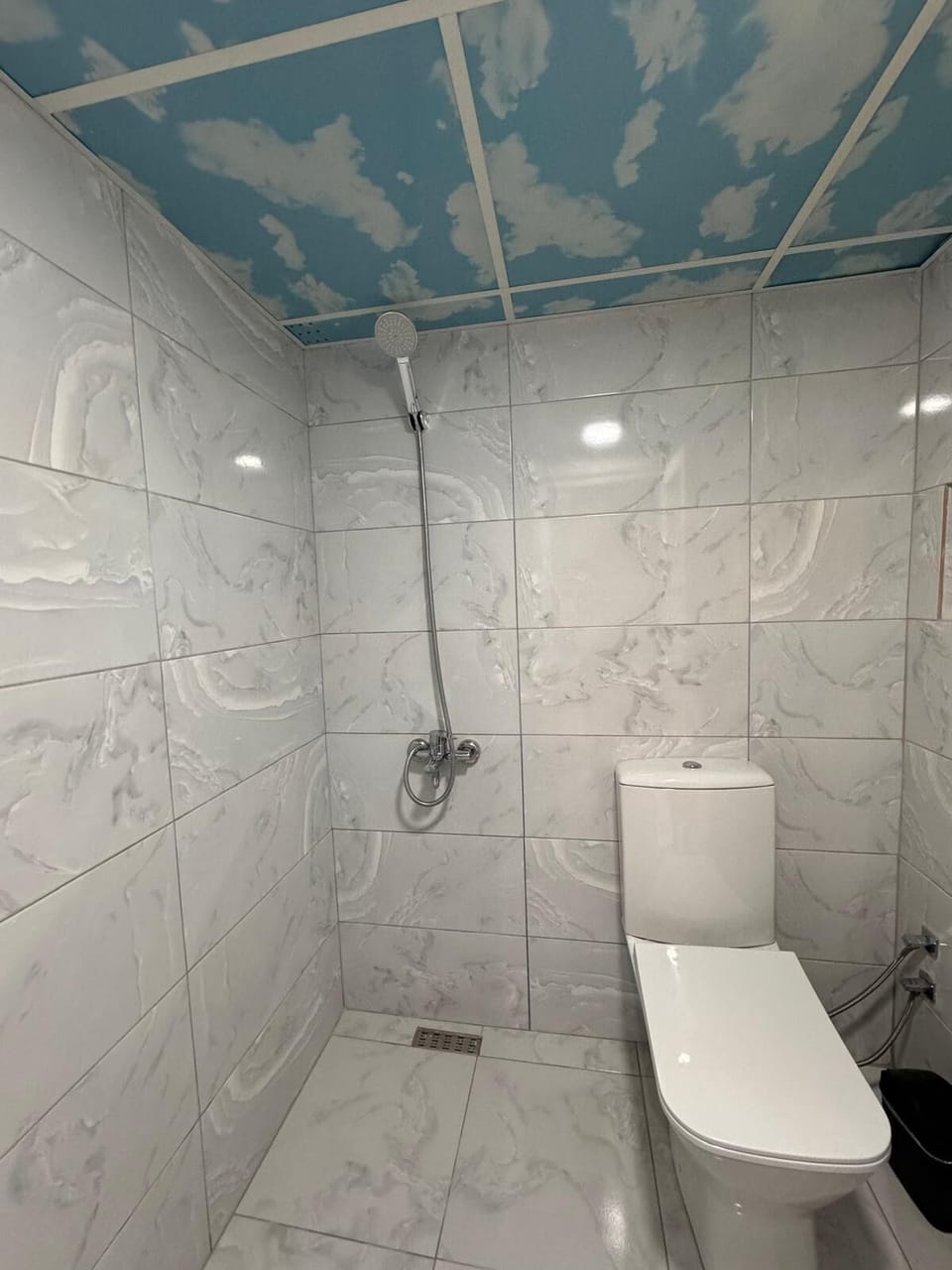 Classic Room | Bathroom | Shower, rainfall showerhead, free toiletries, hair dryer