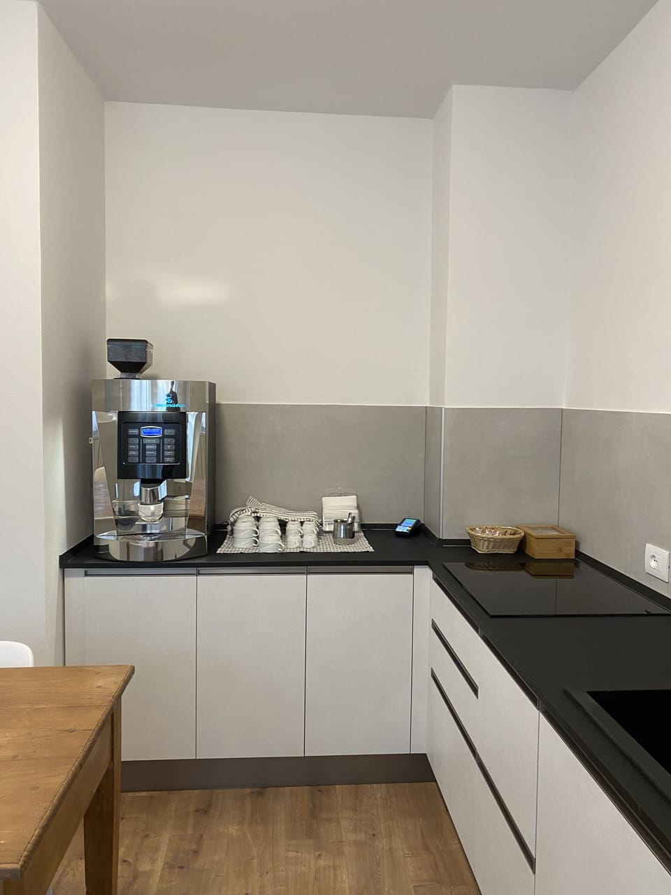 Full-size fridge, microwave, stovetop, dishwasher