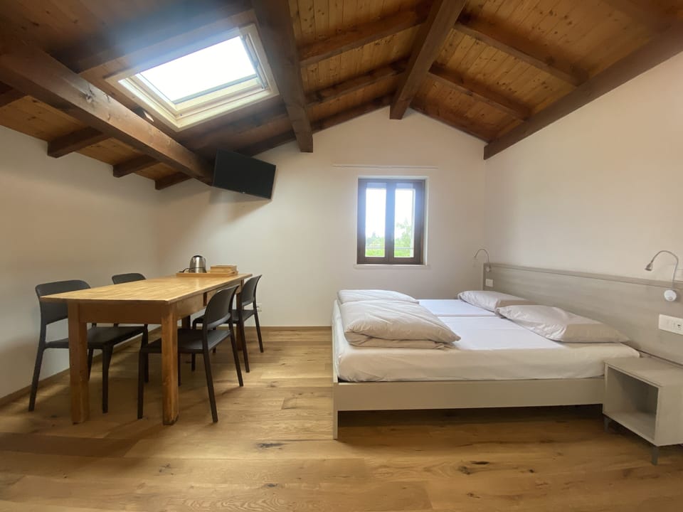 Luxury Suite | Hypo-allergenic bedding, down comforters, desk, laptop workspace