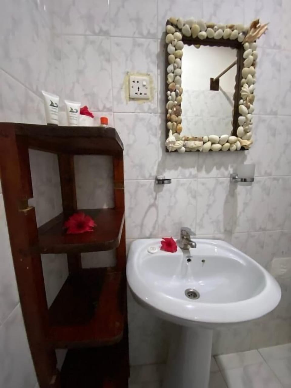 Rainfall showerhead, free toiletries, slippers, towels