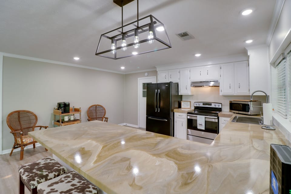 Kitchen | Cooking Basics | Coffee Maker | Paper Towels/Trash Bags Provided