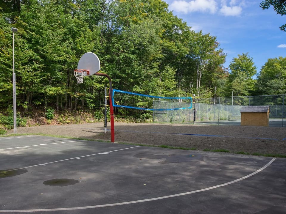 basketball/volleyball/Tennis courts - Lit at night