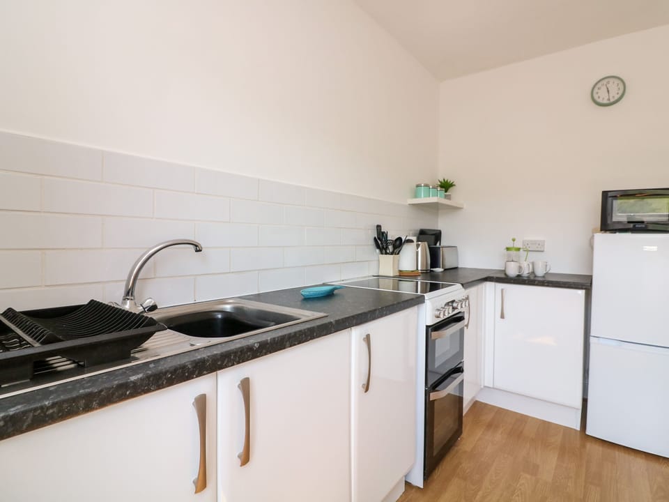 Fridge, cookware/dishes/utensils